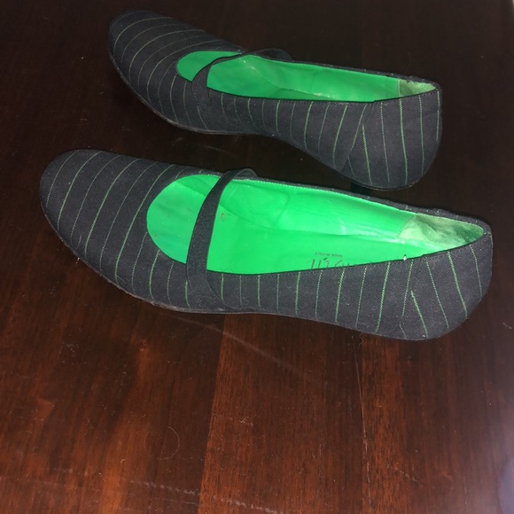 Luc Berjen• Kitten Heeled Pinstriped Loafers - Picture 11 of 11